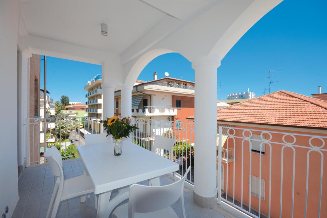 Residence Hotel Alba Palace Альба-Адріатіка Екстер'єр фото